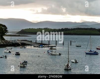 bateaux sur l'eau dans le port d'irlande Banque D'Images