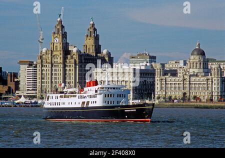 HEBRIDEAN PRINCESS passant devant les TROIS GRÂCES dont les célèbres BÂTIMENTS DU FOIE, RIVER MERSEY, LIVERPOOL, MERSEYSIDE Banque D'Images