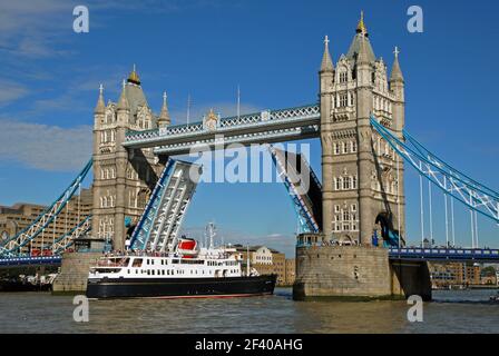 HEBRIDEAN PRINCESS passant sous les deux bascules de TOWER BRIDGE, RIVER THAMES, LONDRES, ANGLETERRE Banque D'Images