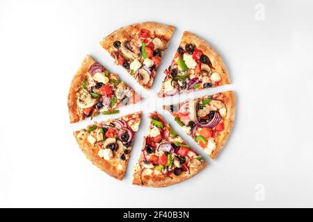 tranches de pizza ronde fraîche avec viande de poulet, légumes, champignons et fromage. vue de dessus sur fond blanc et gris. ombre naturelle avec copie de spac Banque D'Images