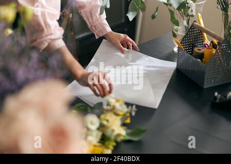 Gros plan de belles fleurs couchées sur une table dans un fleuriste, espace copie. Boutique de fleurs Lifestyle. Belle composition florale Banque D'Images