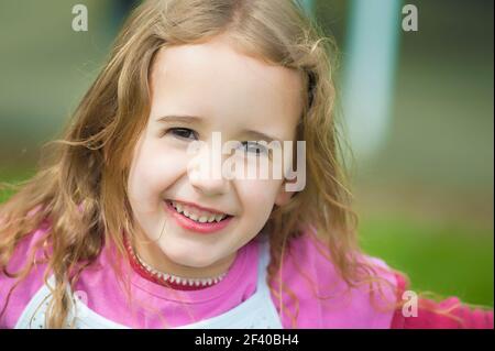 Close up of a happy smiling little girl Banque D'Images