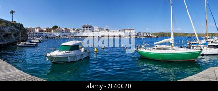 Vue panoramique de bateaux amarrés à Es Castell, Menorca Harbour Banque D'Images