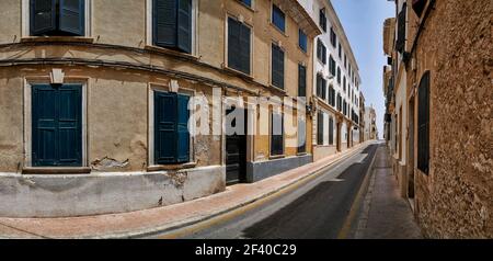 Vue panoramique de la rue traditionnelle espagnole dans la ville de Mahon, Menorca Banque D'Images