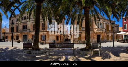 Vue panoramique sur banc sous les palmiers à ciutadella de menorca,rue traditionnelle avec en arrière-plan Banque D'Images
