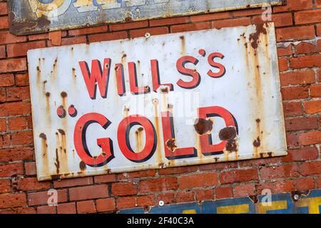 Wills Gold Flake Rusty Old Metal signe pour les cigarettes, Royaume-Uni Banque D'Images