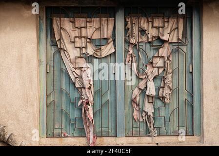 Une belle photo d'une fenêtre fermée en bois vert avec grilles métalliques Banque D'Images