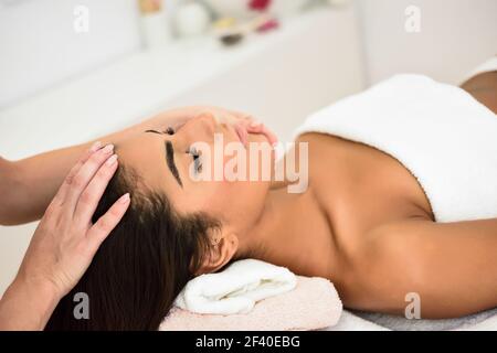 Jeune femme arabe Chef de réception massage in spa centre de bien-être. Les concepts esthétiques et de beauté. Banque D'Images