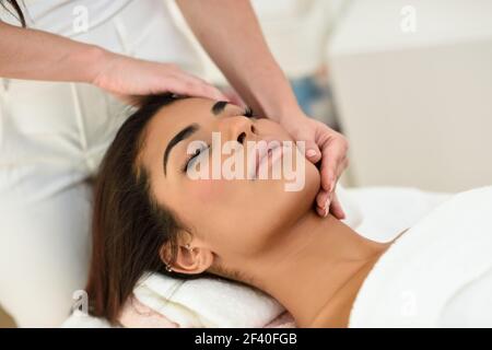 Femme arabe recevoir head massage in spa centre de bien-être. Les concepts esthétiques et de beauté. Banque D'Images