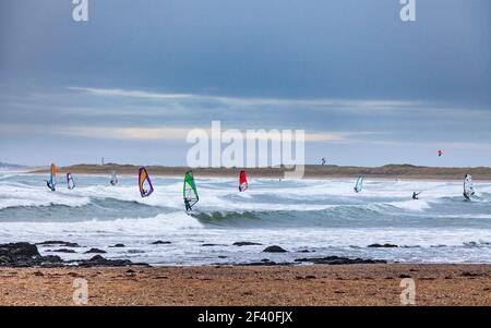 Planches à voile pendant une tempête d'hiver sur la plage de Rhosneigr, Anglesey, pays de Galles Banque D'Images