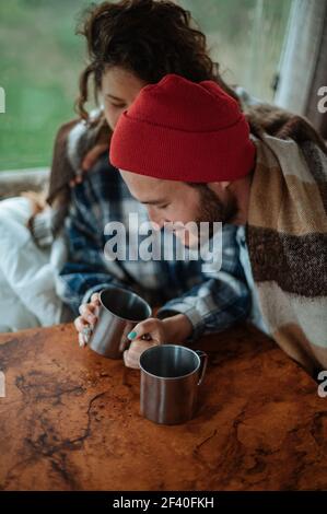 Couple assis à une table dans un camping-car et de boire du thé. Banque D'Images