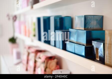 Section cosmétiques avec crème visage, revitalisants, shampooing et traitement des cheveux en magasin Banque D'Images