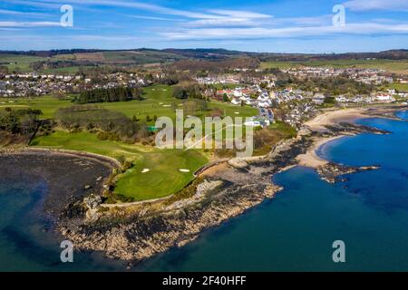 Vue aérienne du club de golf d'Aberdour et de la ville d'Aberdour sur la côte de Fife, Écosse, Royaume-Uni Banque D'Images