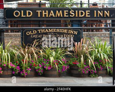 LONDRES, Royaume-Uni - 27 JUIN 2010 : panneau pour Old Thameside Inn, un pub sur les rives de la Tamise à southwark Banque D'Images