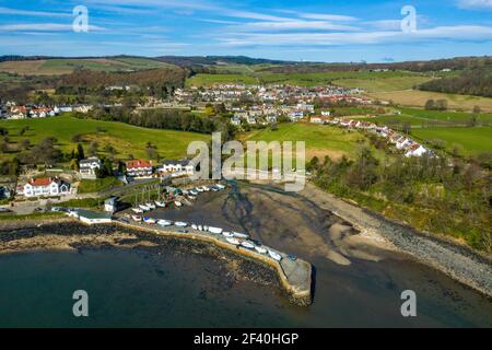 Vue aérienne du port d'Aberdour à marée basse, Fife, Écosse Banque D'Images