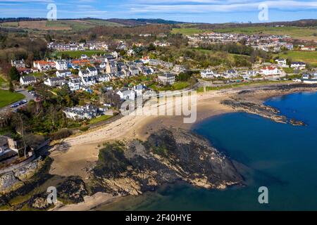 Vue aérienne d'Aberdour et de Black Sands Beach, Fife, Écosse. Banque D'Images