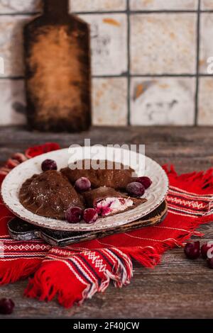 Boulettes, fourrées de fromage cottage et de cerises et servies avec du suagr. Varenyky, vareniki, pierogi, pyrohie. Boulettes avec remplissage Banque D'Images