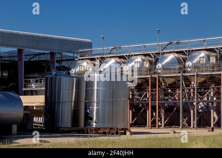 Cave de vinification avec réservoirs en acier inoxydable Banque D'Images