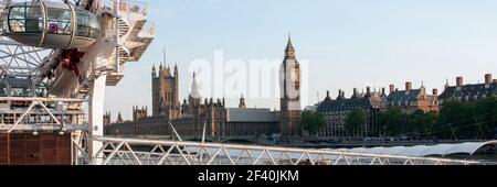 LONDRES, Royaume-Uni - 27 JUIN 2010 : vue panoramique du London Eye avec le Parlement et Big Ben en arrière-plan Banque D'Images