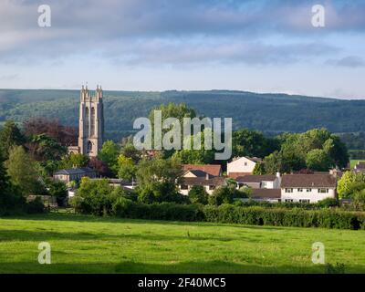 Le village rural de Wrington au soleil du matin avec les collines de Mendip au-delà, Somerset Nord, Angleterre. Banque D'Images