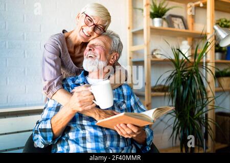 Happy senior couple relaxing at home together Banque D'Images