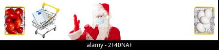 Le Père Noël portant un masque, pointant vers un panier rempli de tomates rouges et un panier avec des billets en euros. Panier avec œufs à l'autre extrémité isolé sur Banque D'Images