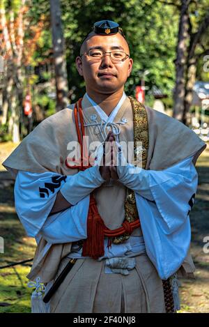 Monk saluant avec une posture de bénédiction, Daigo-ji temple jardins. L'un des trésors nationaux du Japon. Kyoto, Japon. Banque D'Images