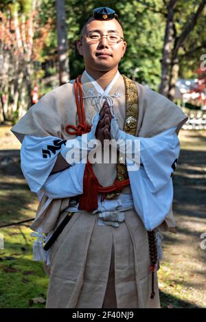 Monk saluant avec une posture de bénédiction, Daigo-ji temple jardins. L'un des trésors nationaux du Japon. Kyoto, Japon. Banque D'Images