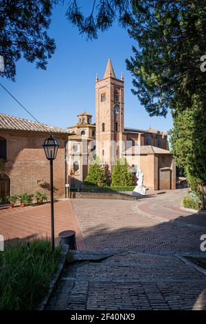 Ancienne église Abbazia di Monte Oliveto Maggiore avec statue et route. Asciano, Sienne, Toscane, Italie, Europe. Banque D'Images
