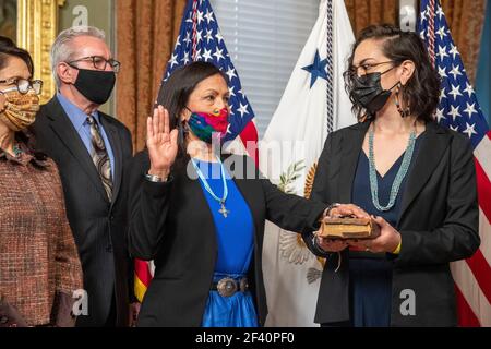 Debra Haaland, avec sa fille Somah Haaland (R) et des membres de sa famille, participe à sa cérémonie de prestation de serment en tant que secrétaire de l'intérieur au bureau de cérémonie du vice-président dans le bâtiment Eisenhower Executive Office à Washington, DC, USA, 18 mars 2021. Debra Haaland est la première personne amérindienne à servir comme secrétaire du Cabinet présidentiel. Crédit : Shawn Thew / Pool via CNP | usage dans le monde entier Banque D'Images
