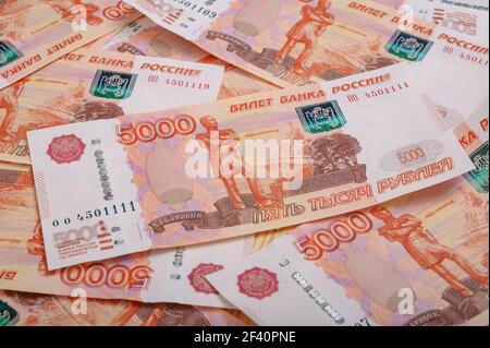 5000 roubles de fond. Billets de banque russes sous différents angles. Banque D'Images