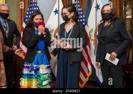 LE vice-président AMÉRICAIN Kamala Harris (R) participe à la cérémonie de prestation de serment de Debra Haaland (3-L), avec sa fille Somah Haaland et des membres de sa famille, en tant que secrétaire de l'intérieur au bureau de cérémonie du vice-président dans le bâtiment Eisenhower Executive Office à Washington, DC, Etats-Unis, le 18 mars 2021. Debra Haaland est la première personne amérindienne à servir comme secrétaire du Cabinet présidentiel. Crédit : Shawn Thew/Pool via CNP /MediaPunch Banque D'Images