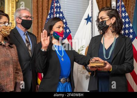 Debra Haaland, avec sa fille Somah Haaland (R) et des membres de sa famille, participe à sa cérémonie de prestation de serment en tant que secrétaire de l'intérieur au bureau de cérémonie du vice-président dans le bâtiment Eisenhower Executive Office à Washington, DC, USA, 18 mars 2021. Debra Haaland est la première personne amérindienne à servir comme secrétaire du Cabinet présidentiel. Crédit : Shawn Thew/Pool via CNP /MediaPunch Banque D'Images
