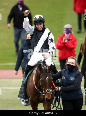 Le Jockey Jack Kennedy célèbre la victoire de la coupe Fulke Walwyn Kim Muir Challenge Chase Handicap sur le Mont Idadoring troisième jour du Cheltenham Festival à l'hippodrome de Cheltenham. Date de la photo: Jeudi 18 mars 2021. Banque D'Images