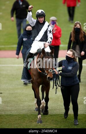 Le Jockey Jack Kennedy célèbre la victoire de la coupe Fulke Walwyn Kim Muir Challenge Chase Handicap sur le Mont Idadoring troisième jour du Cheltenham Festival à l'hippodrome de Cheltenham. Date de la photo: Jeudi 18 mars 2021. Banque D'Images