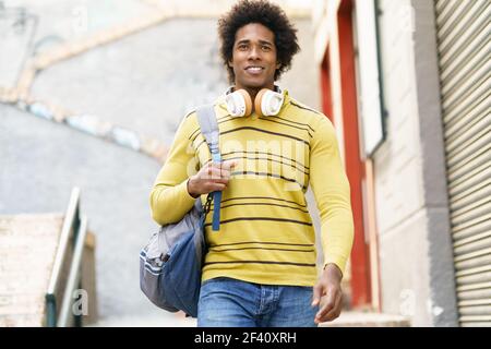 Homme noir cubain avec des cheveux afro à Grenade, Andalousie, Espagne. Homme noir avec des cheveux afro à Grenade Banque D'Images