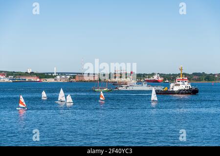 Betrieb einierung, Verkehr auf der Kieler Innenförde, im hintergrund der Nordhafen, die Einfahrt zu den Holtenauer Schleusen in den Norrd-Ostsee-Kanal Banque D'Images