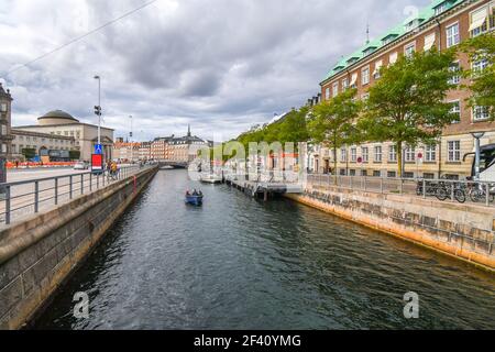 Un groupe de personnes profitez d'une croisière sur le canal près de Van Stranden et le centre historique sous un ciel couvert journée d'automne à Copenhague, Danemark. Banque D'Images