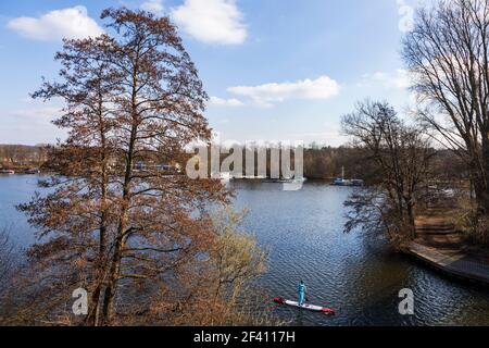 Lever le pagayeur sur le lac Masurensee, Sechs-Seen-Platte, Duisburg-Süd, Ruhr Area, Allemagne, Europe Banque D'Images