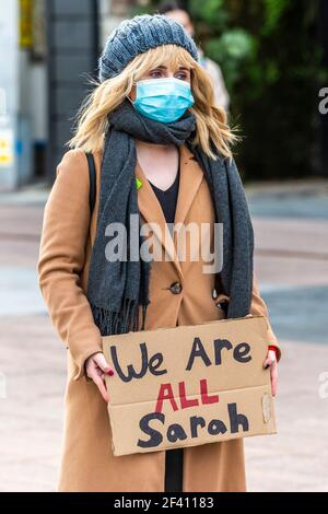 Cork, Irlande. 18 mars 2021. Environ 150 femmes et hommes ont assisté à une manifestation "RECLAIM the Streets" organisée par le groupe féministe socialiste Rosa. La manifestation a été organisée après que Sarah Everard ait été kidnappée et assassinée à Londres par un officier de police métropolitaine en service. Crédit : AG News/Alay Live News Banque D'Images