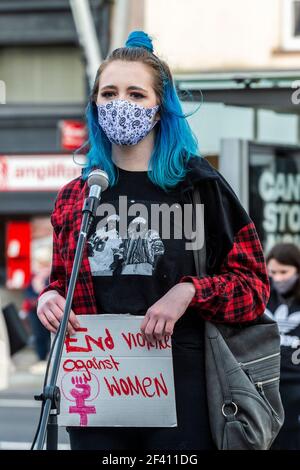 Cork, Irlande. 18 mars 2021. Environ 150 femmes et hommes ont assisté à une manifestation "RECLAIM the Streets" organisée par le groupe féministe socialiste Rosa. La manifestation a été organisée après que Sarah Everard ait été kidnappée et assassinée à Londres par un officier de police métropolitaine en service. Crédit : AG News/Alay Live News Banque D'Images