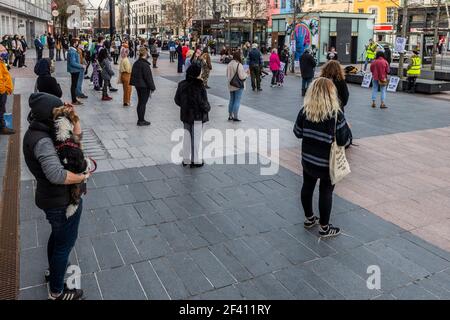 Cork, Irlande. 18 mars 2021. Environ 150 femmes et hommes ont assisté à une manifestation "RECLAIM the Streets" organisée par le groupe féministe socialiste Rosa. La manifestation a été organisée après que Sarah Everard ait été kidnappée et assassinée à Londres par un officier de police métropolitaine en service. Crédit : AG News/Alay Live News Banque D'Images