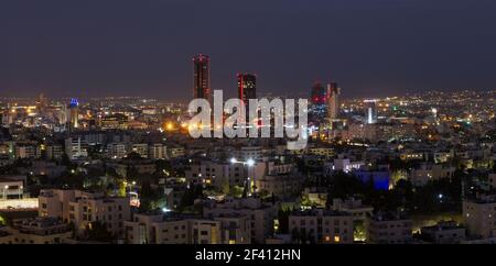 Vue panoramique nocturne du nouveau centre-ville d'Amman En Jordanie Banque D'Images