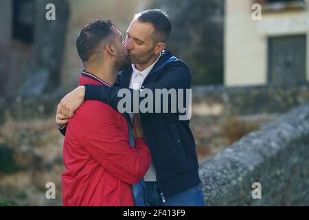 Couple gay embrassant un bel endroit près de la rivière. Concept de relation homosexuelle.. Couple gay embrassant un bel endroit près de la rivière. Banque D'Images