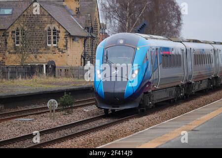 Train Express Azuma Transpenine en direction de la gare de l'église Fenton à Yorkshire du Nord Banque D'Images