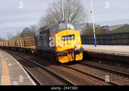 Train de marchandises de classe 37 traversant la gare de Church Fenton, au nord Yorkshire Banque D'Images