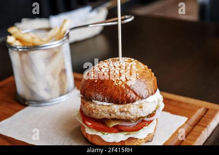 Hamburger grillé et frites sur bois. Hamburger et frites sur bois Banque D'Images