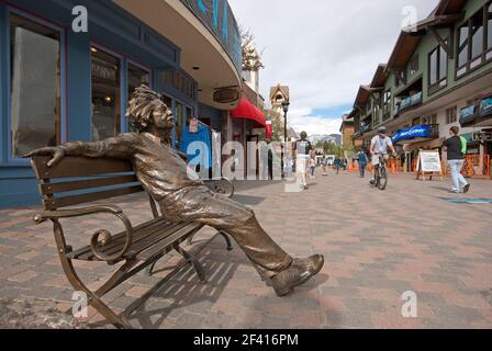 Statue de bronze pleine grandeur d'Albert Einstein (par le sculpteur Gary Lee Price) à Vail, comté d'Eagle, Colorado, États-Unis Banque D'Images