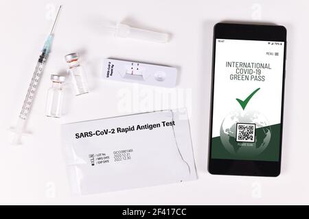 Concept de passeport vert international du virus Corona sur téléphone mobile dispositif permettant aux personnes ayant un vaccin ou un vaccin négatif de bénéficier de privilèges test d'antigène rapide Banque D'Images