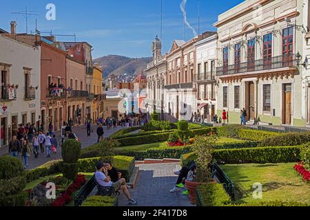 Boutiques et touristes à la Plaza de la Paz / Plaza de la paix dans le centre-ville colonial de Guanajuato, au Mexique central Banque D'Images